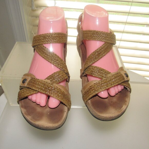 TAOS Trulie Brown Braided Leather Comfort Sandals Shoes Size 40 (US 9-9.5) - Picture 1 of 6
